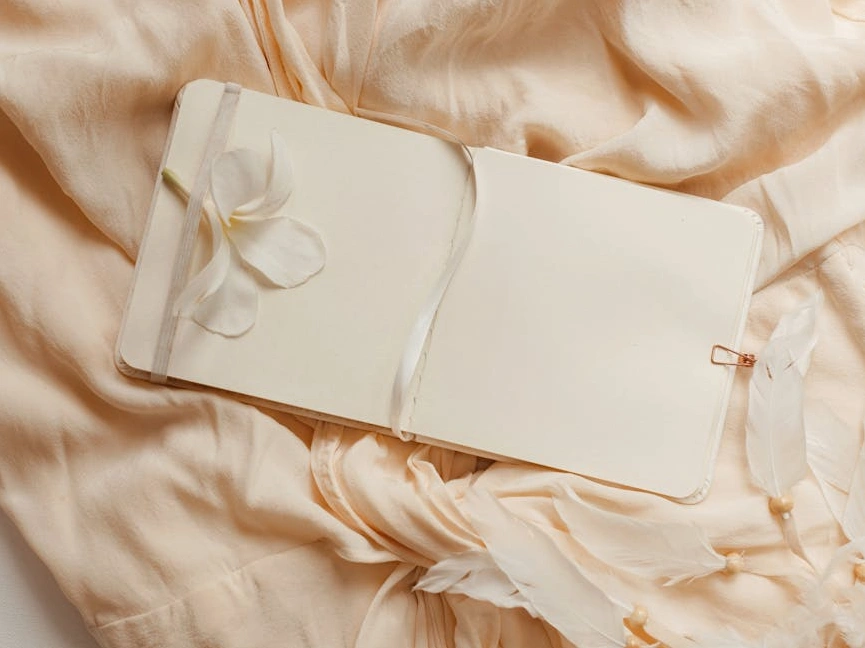 Professionista che scrive su un'agenda